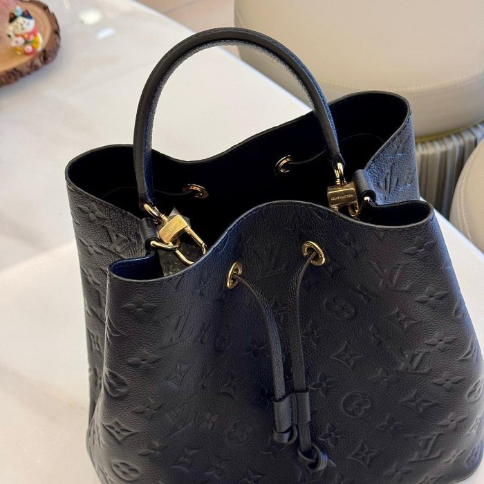*SHIHNA名牌精品* LV M45256 NéoNoé MM 黑牛皮壓紋水桶包-1
