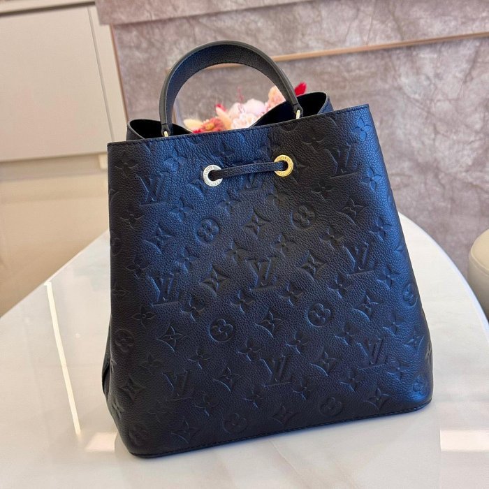 *SHIHNA名牌精品* LV M45256 NéoNoé MM 黑牛皮壓紋水桶包-4