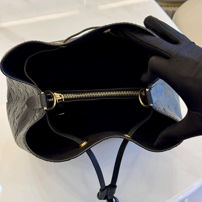 *SHIHNA名牌精品* LV M45256 NéoNoé MM 黑牛皮壓紋水桶包-7