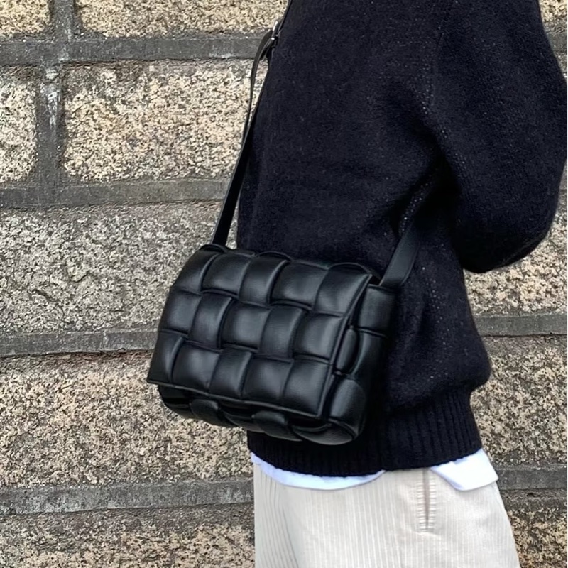 一眼心動💓男女🉑背😎 BV黑色全皮Cassette編織枕頭包單肩斜挎包-0