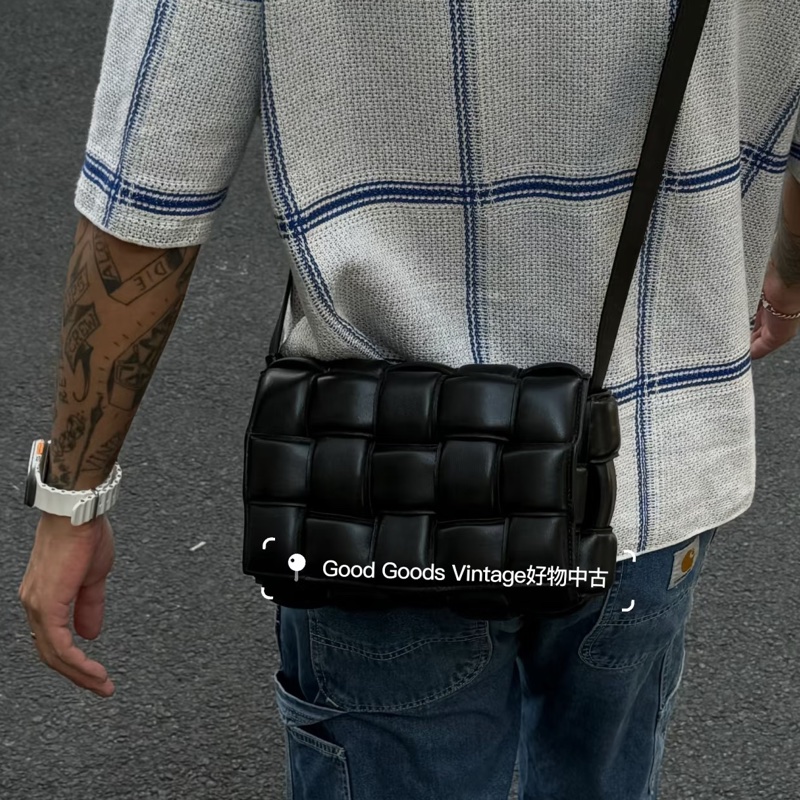 一眼心動💓男女🉑背😎 BV黑色全皮Cassette編織枕頭包單肩斜挎包-1