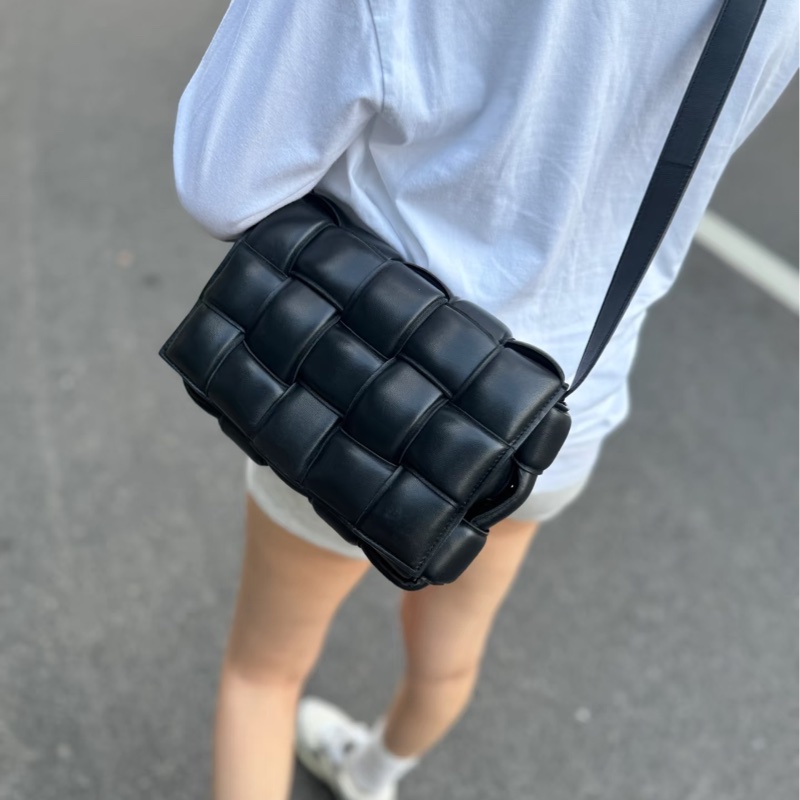 一眼心動💓男女🉑背😎 BV黑色全皮Cassette編織枕頭包單肩斜挎包-4