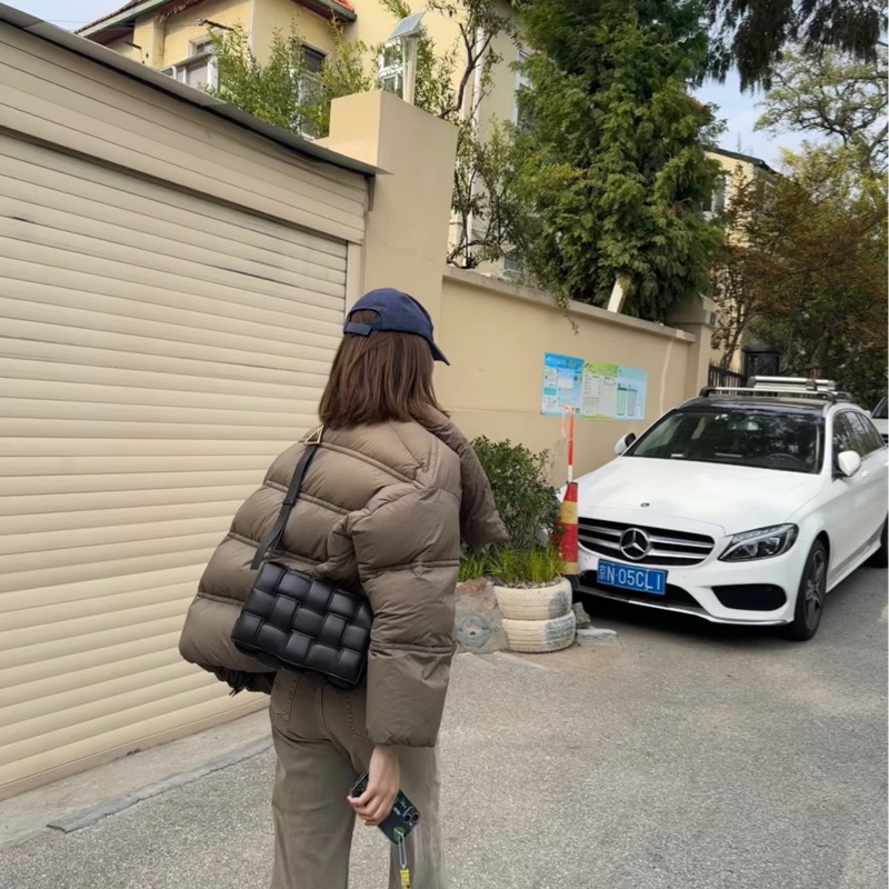 一眼心動💓男女🉑背😎 BV黑色全皮Cassette編織枕頭包單肩斜挎包-7