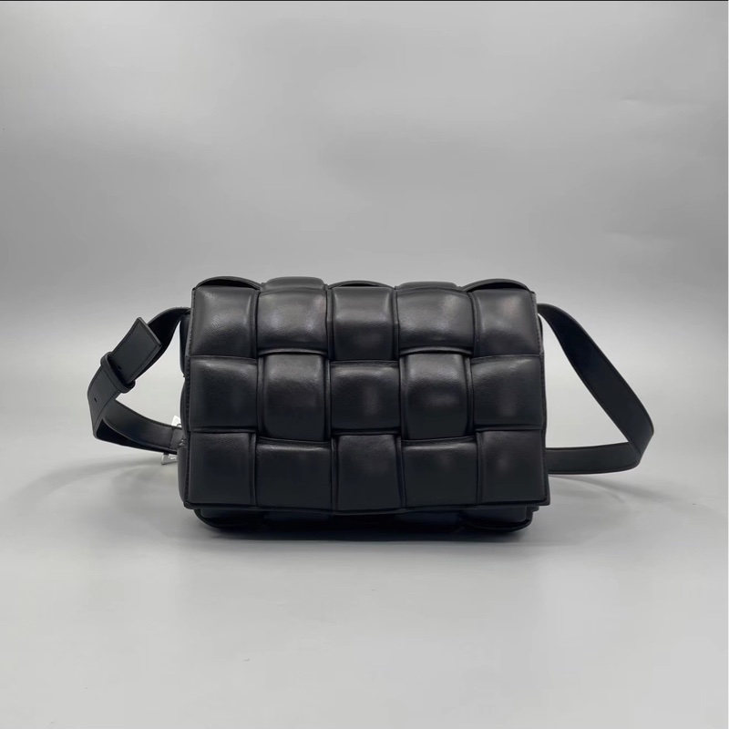 一眼心動💓男女🉑背😎 BV黑色全皮Cassette編織枕頭包單肩斜挎包-8