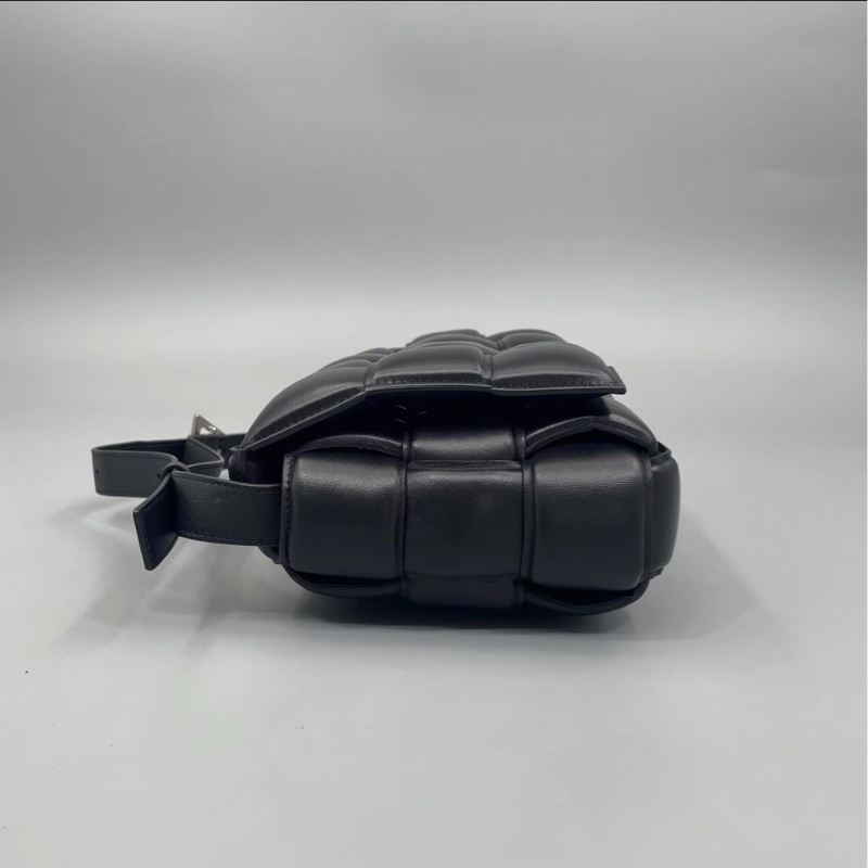 一眼心動💓男女🉑背😎 BV黑色全皮Cassette編織枕頭包單肩斜挎包-11