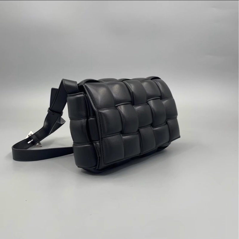 一眼心動💓男女🉑背😎 BV黑色全皮Cassette編織枕頭包單肩斜挎包-13