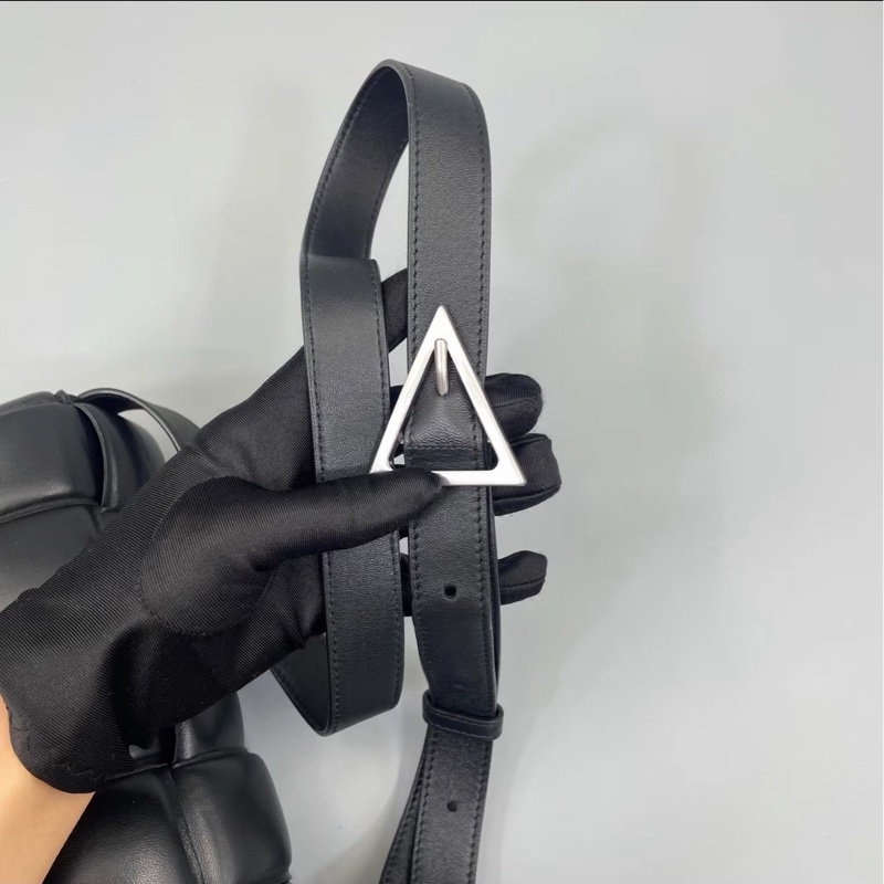 一眼心動💓男女🉑背😎 BV黑色全皮Cassette編織枕頭包單肩斜挎包-14