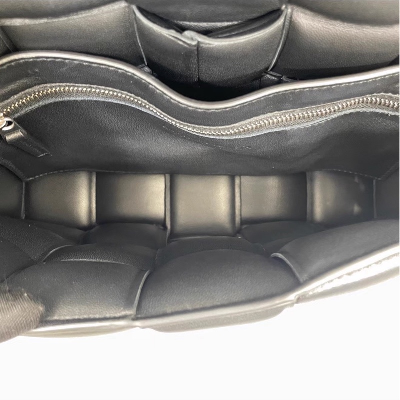 一眼心動💓男女🉑背😎 BV黑色全皮Cassette編織枕頭包單肩斜挎包-16