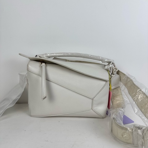 Loewe 中號 白puzzle寬肩帶經典款