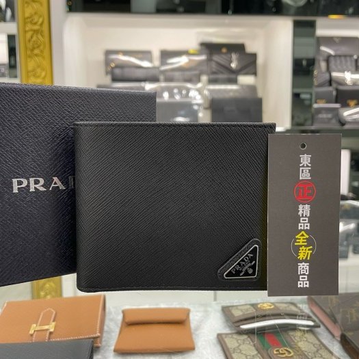 東區正精品㊣PRADA 2MO513 全新黑色防刮皮銀色小三角八卡短夾 RZ6159-0