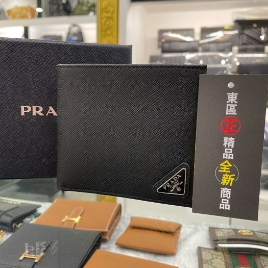 東區正精品㊣PRADA 2MO513 全新黑色防刮皮銀色小三角八卡短夾 RZ6159-1