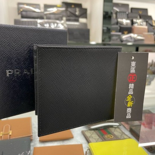 東區正精品㊣PRADA 2MO513 全新黑色防刮皮銀色小三角八卡短夾 RZ6159-5