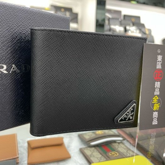 東區正精品㊣PRADA 2MO513 全新黑色防刮皮銀色小三角八卡短夾 RZ6159-6