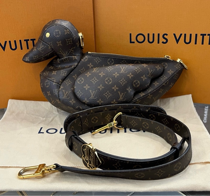 LV x Nigo 聯名 老花滿印拉鍊 帆布塗層鴨子包單肩斜挎包 芯片款 附件：肩帶。-0
