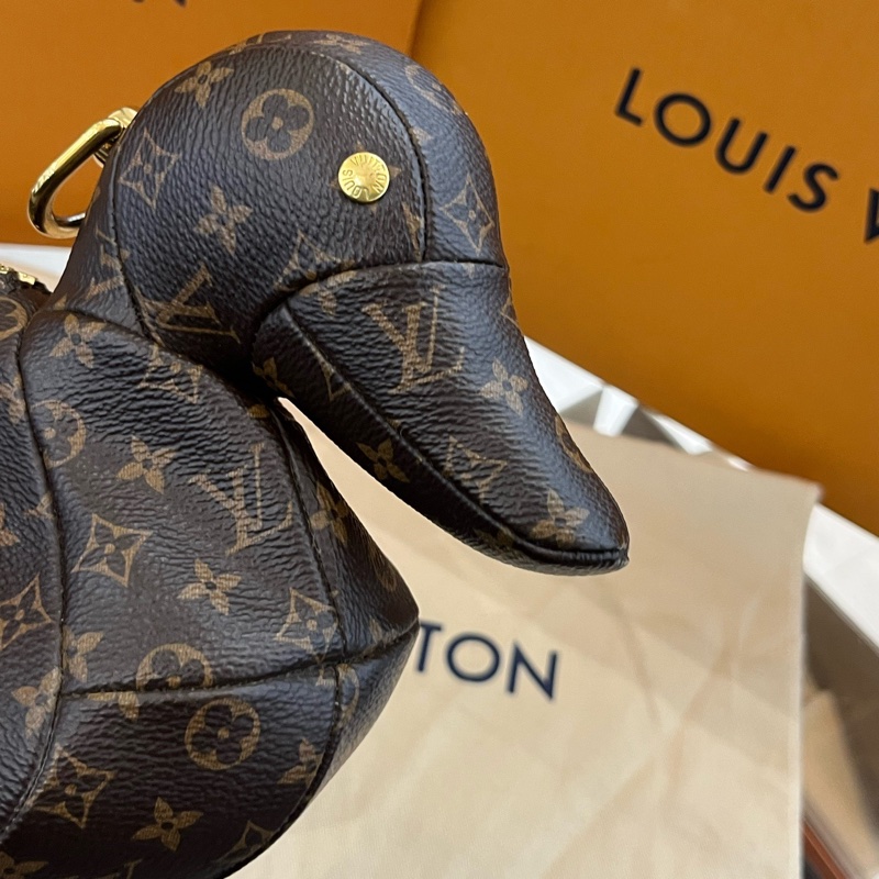 LV x Nigo 聯名 老花滿印拉鍊 帆布塗層鴨子包單肩斜挎包 芯片款 附件：肩帶。-3