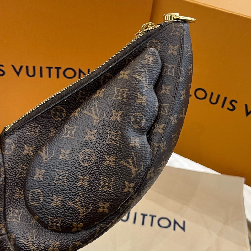 LV x Nigo 聯名 老花滿印拉鍊 帆布塗層鴨子包單肩斜挎包 芯片款 附件：肩帶。-4