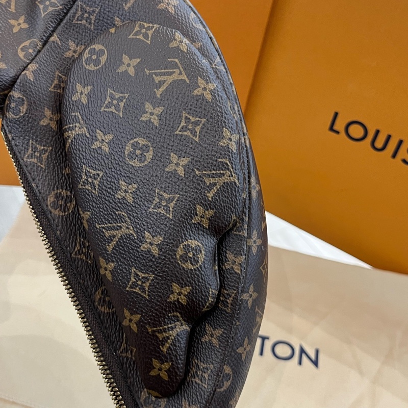 LV x Nigo 聯名 老花滿印拉鍊 帆布塗層鴨子包單肩斜挎包 芯片款 附件：肩帶。-6