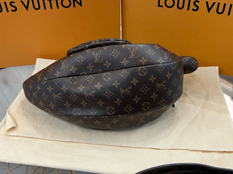 LV x Nigo 聯名 老花滿印拉鍊 帆布塗層鴨子包單肩斜挎包 芯片款 附件：肩帶。-7