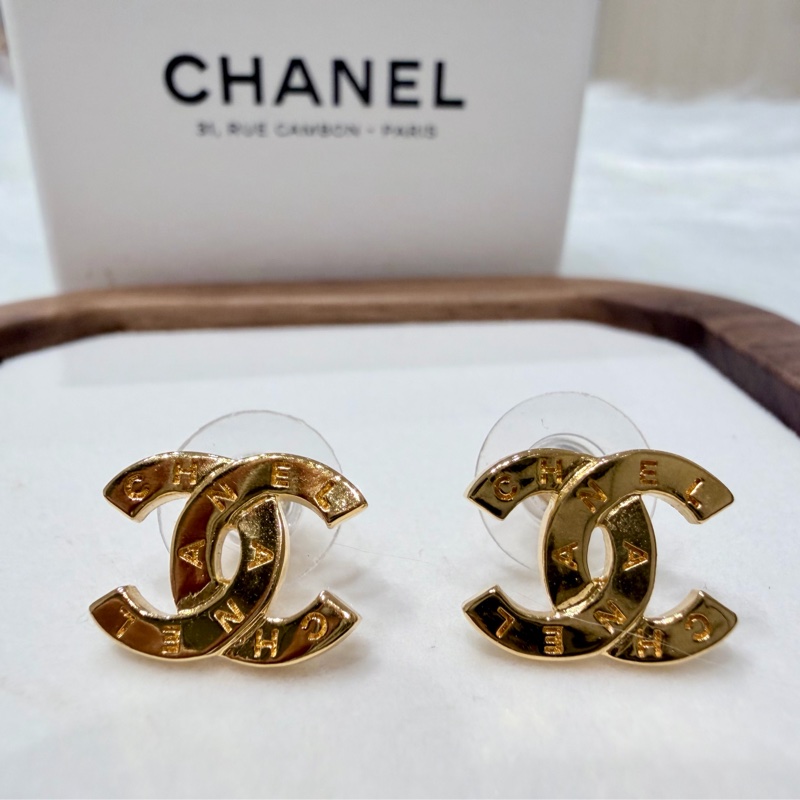 CHANE香奈兒經典雙C復古金「滿版刻字」耳環-0