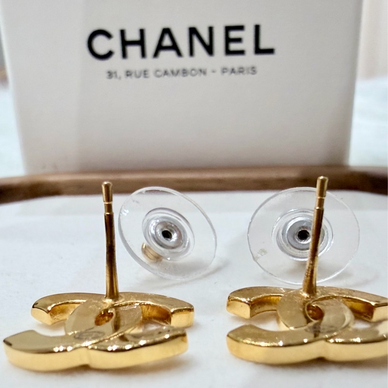 CHANE香奈兒經典雙C復古金「滿版刻字」耳環-1