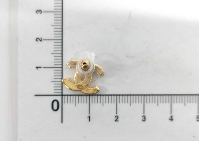 CHANE香奈兒經典雙C復古金「滿版刻字」耳環-6