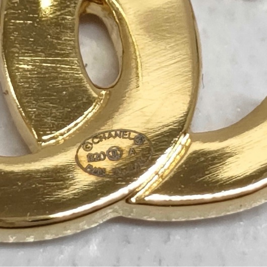 CHANE香奈兒經典雙C復古金「滿版刻字」耳環-9