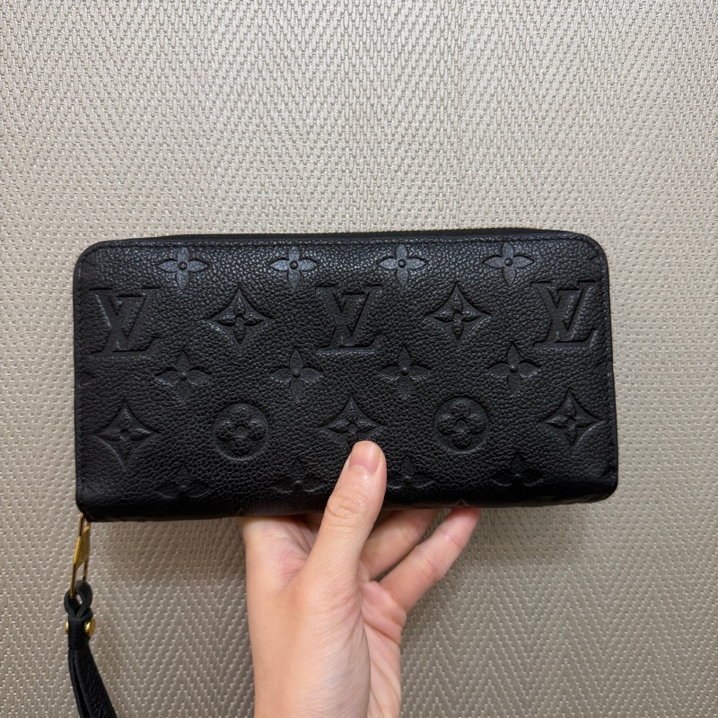 LV 黑牛皮壓紋金釦ㄇ拉12卡長夾M61864-0