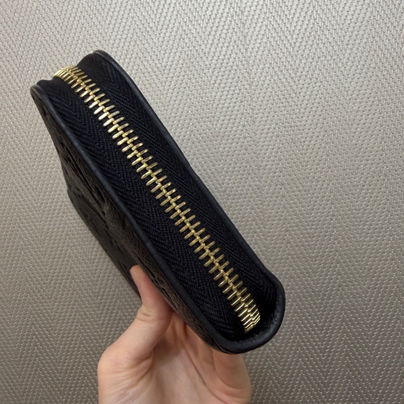 LV 黑牛皮壓紋金釦ㄇ拉12卡長夾M61864-1