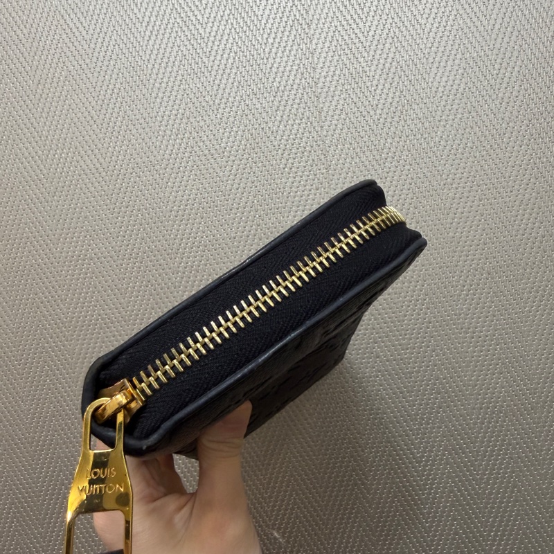 LV 黑牛皮壓紋金釦ㄇ拉12卡長夾M61864-2