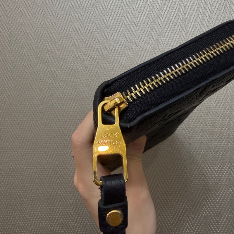 LV 黑牛皮壓紋金釦ㄇ拉12卡長夾M61864-3