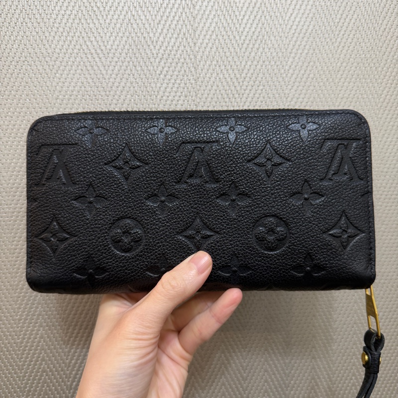 LV 黑牛皮壓紋金釦ㄇ拉12卡長夾M61864-5