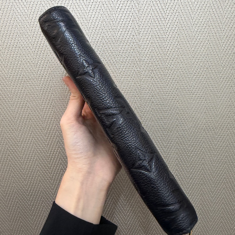 LV 黑牛皮壓紋金釦ㄇ拉12卡長夾M61864-6