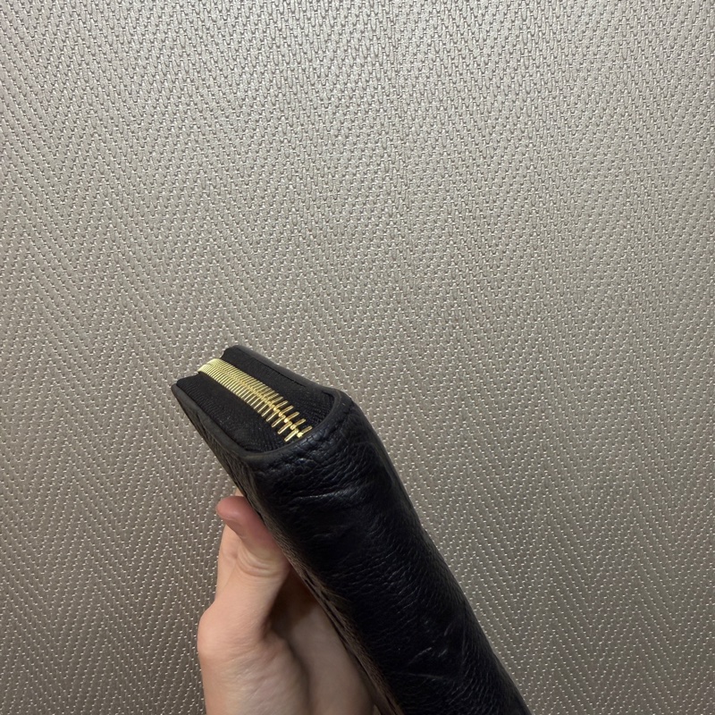 LV 黑牛皮壓紋金釦ㄇ拉12卡長夾M61864-7