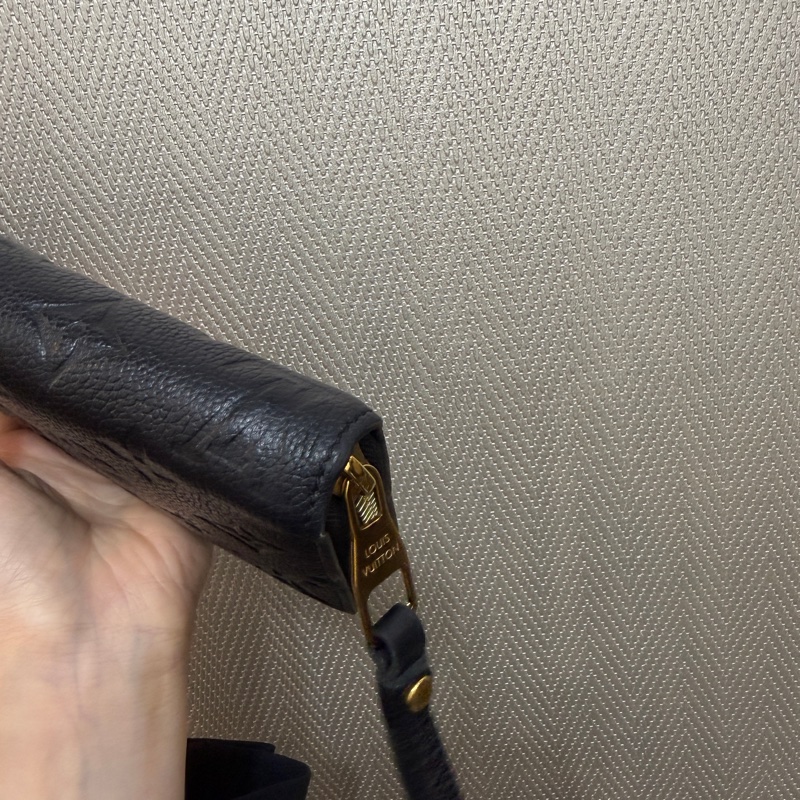 LV 黑牛皮壓紋金釦ㄇ拉12卡長夾M61864-8