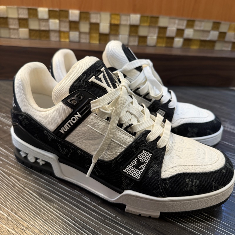 LV 白牛皮壓紋黑灰丹寧Trainer運動鞋1A9JG9-2