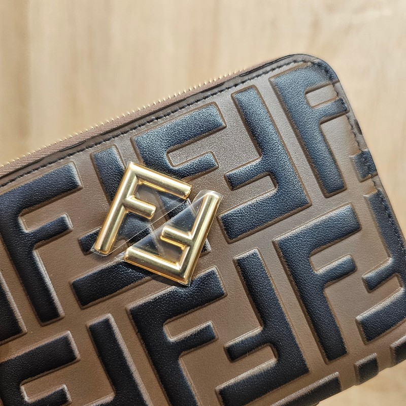 [品況優,經典款甜價出☺️] Fendi FF Diamonds金釦浮雕拉鏈短夾-3