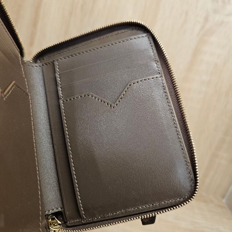 [品況優,經典款甜價出☺️] Fendi FF Diamonds金釦浮雕拉鏈短夾-14