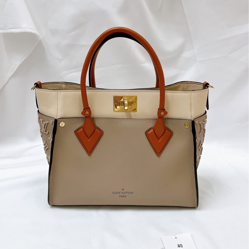 莉亞精品♡LV M53825 ON MY SIDE MM 奶茶拼色托特斜背包 二手-2