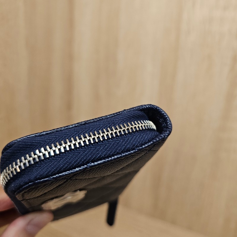 [未使用新品☺️] Chanel深藍荔枝皮銀釦coco鏤空雙C拉鏈零錢卡包-7