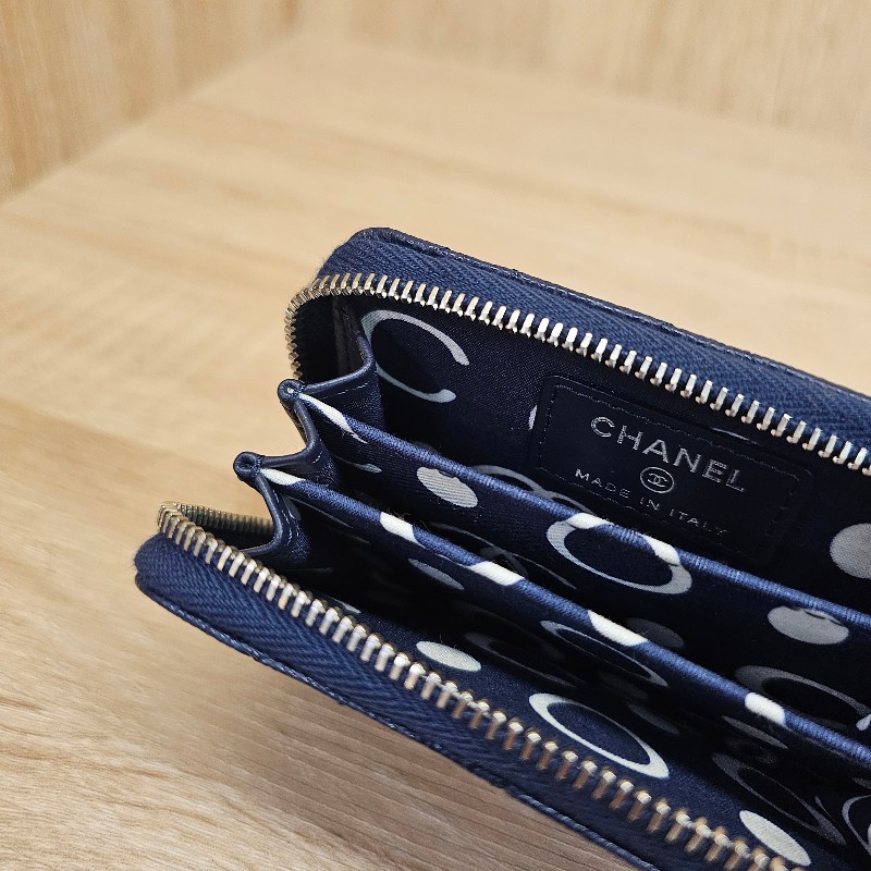 [未使用新品☺️] Chanel深藍荔枝皮銀釦coco鏤空雙C拉鏈零錢卡包-16