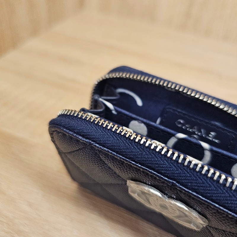 [未使用新品☺️] Chanel深藍荔枝皮銀釦coco鏤空雙C拉鏈零錢卡包-17