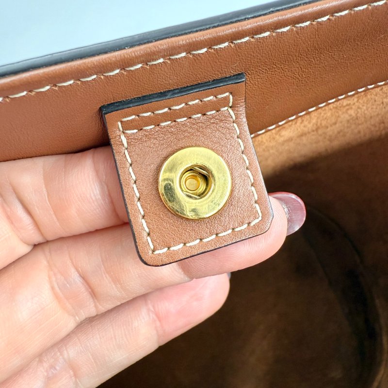 CELINE - 焦糖色牛皮 CUIR TRIOMPHE凱旋門水桶包(小號)-16