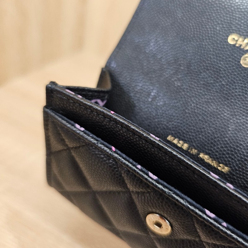 [品況優秀很粉字內裡😍] Chanel黑荔枝皮波紋雙C銀釦零錢卡包-14