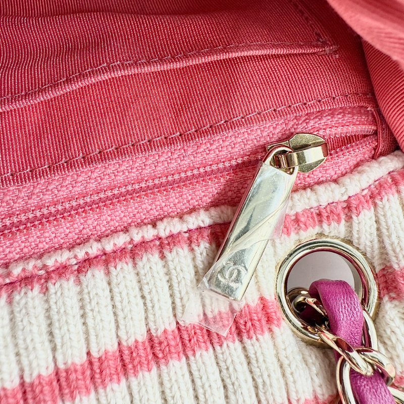 CHANEL - 粉紅色銀釦條紋針織包-17