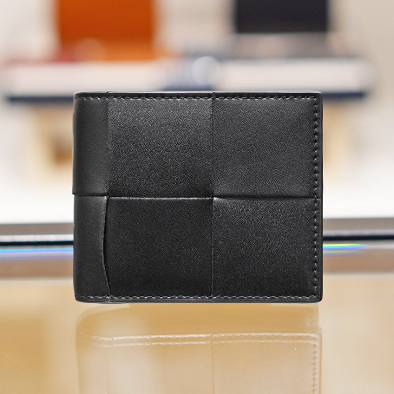 🎊新年特賣🧧Bottega Veneta 649603 男款 Bi-Fold 小牛皮雙折短夾/錢包 黑色-1