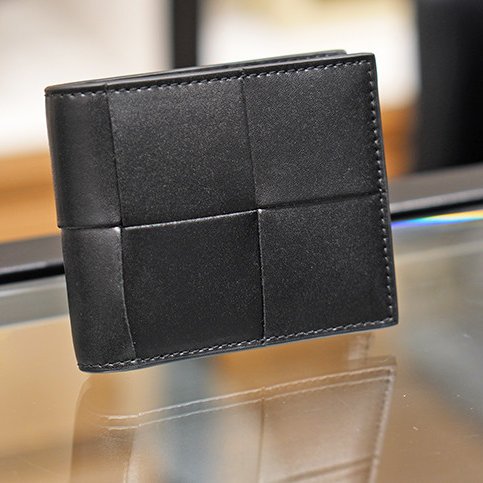🎊新年特賣🧧Bottega Veneta 649603 男款 Bi-Fold 小牛皮雙折短夾/錢包 黑色-2