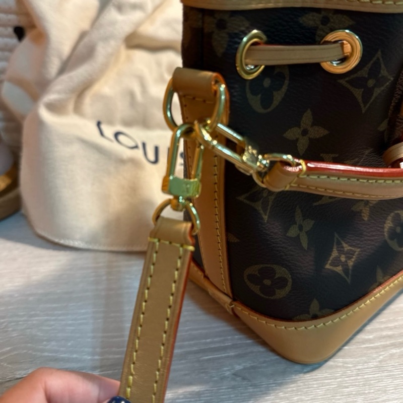 Louis Vuitton Nano Noé Monogram 帆布水桶包-9