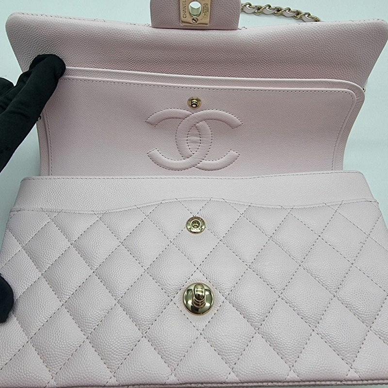 【包稅】CHANEL 經典魚子醬銀色翻蓋包，附晶片 CHB082502-5