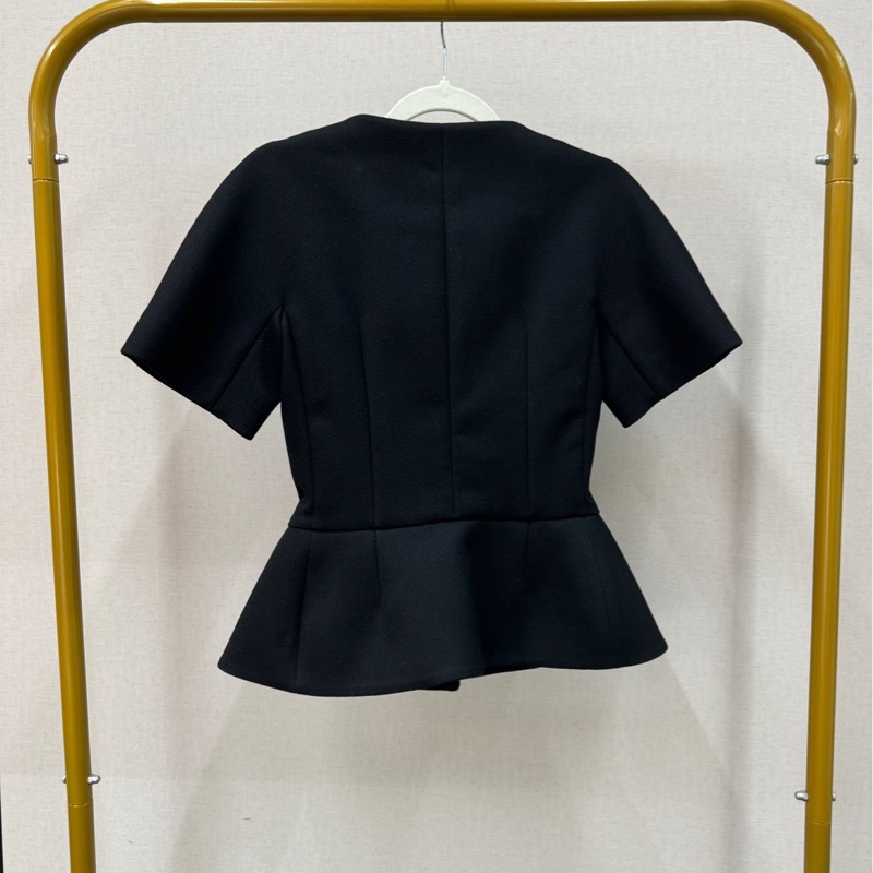 98新華倫天奴 L碼 款式驚艷無比。顯瘦顯瘦顯瘦，版型好爆   一體成型的肩袖和收腰設計把沙漏型身材修飾的-0