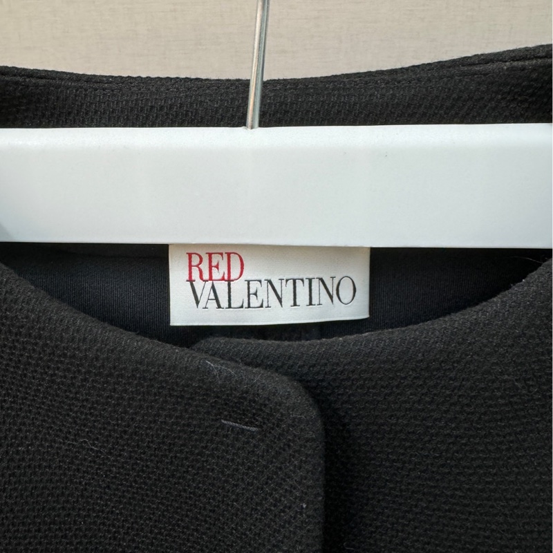 98新華倫天奴 L碼 款式驚艷無比。顯瘦顯瘦顯瘦，版型好爆   一體成型的肩袖和收腰設計把沙漏型身材修飾的-1